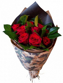 Букет из 15 красных роз с зеленью для мужчины