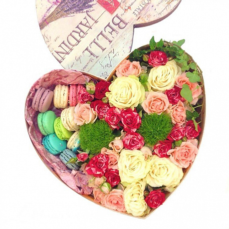 Коробка с цветами и макарони средняя 15 - Фото 1