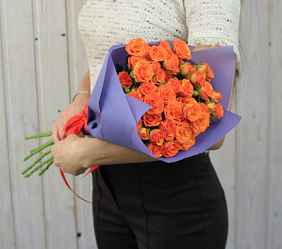Букет оранжевых кустовых роз