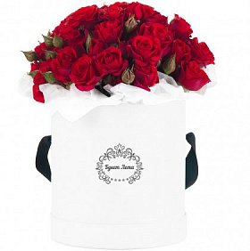Красные кустовые розы в средней шляпной коробке