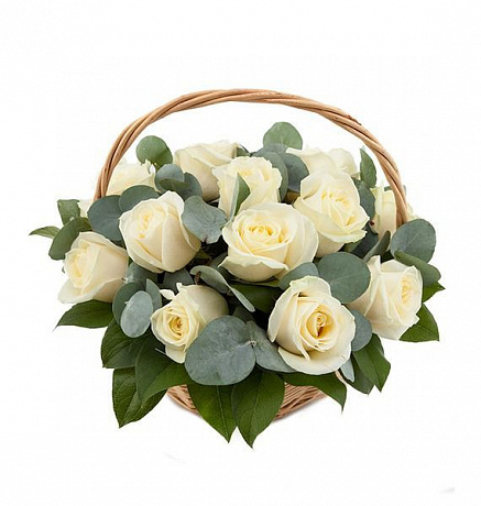 15 белых роз с зеленью в корзине - Фото 1