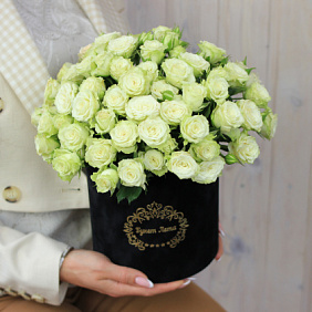 Белые кустовые розы в коробке