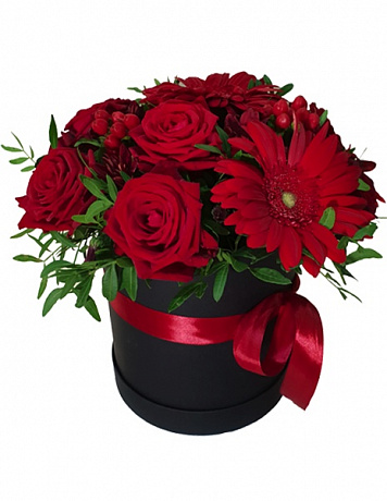 Красные розы и герберы в черной бархатной коробке - Фото 1