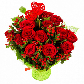 Букет из 15 красных роз и гиперикума