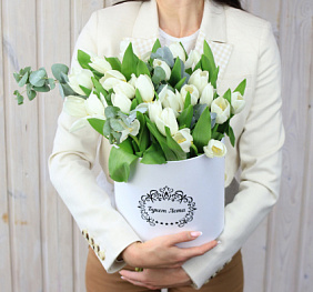 Белые тюльпаны в шляпной коробке 