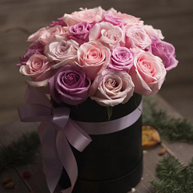 25 розовых и кремовых роз в средней шляпной коробке