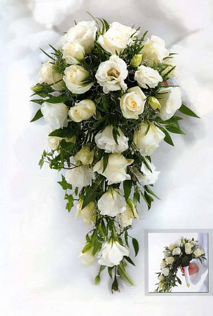 Каскадный букет невесты из роз, лизиантуса и зелени - Фото 1