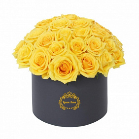 35 желтых роз в средней бархатной шляпной коробке