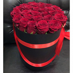 25 красных роз в бархатной черной коробке