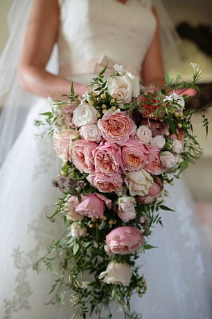 Каскадный букет невесты из роз Дэвида Остина и кустовых роз - Фото 1