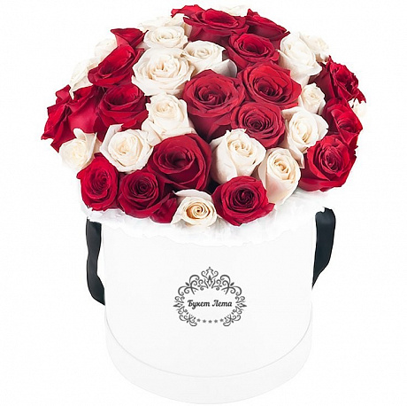 51 красная и белая роза в большой шляпной коробке - Фото 1