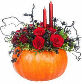 Тыква с цветами и свечами на Хэллоуин 
