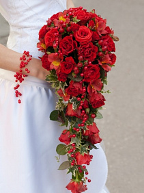 Каскадный букет невесты из роз, альстромерии и зелени