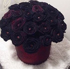 29 черных роз в средней шляпной коробке со стразами