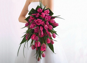 Букет невесты из тюльпанов, роз и зелени