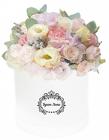 Гортензии, лизиантус и розы в шляпной коробке - Фото 1