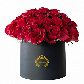 35 красных роз в бархатной шляпной коробке